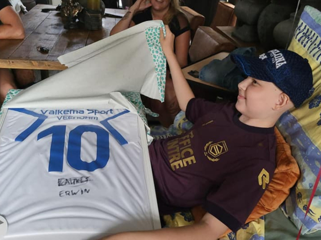 Voor Dylano (12) telt even alleen het ASVB-shirt van zijn lokale voetbalheld